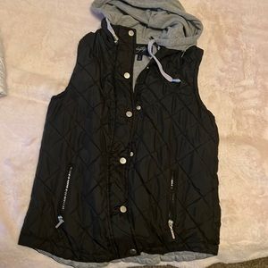 Daytrip vip up hooded vest size small.